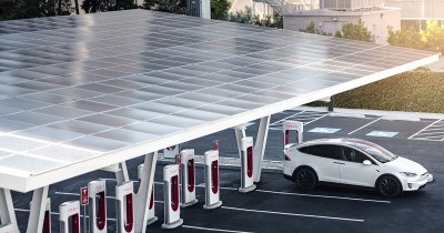 Tesla อัปเดตซอฟต์แวร์ใหม่ครั้งใหญ่ ช่วยให้รถยนต์ไฟฟ้า Tesla ชาร์จพลังงานแสงอาทิตย์ได้!