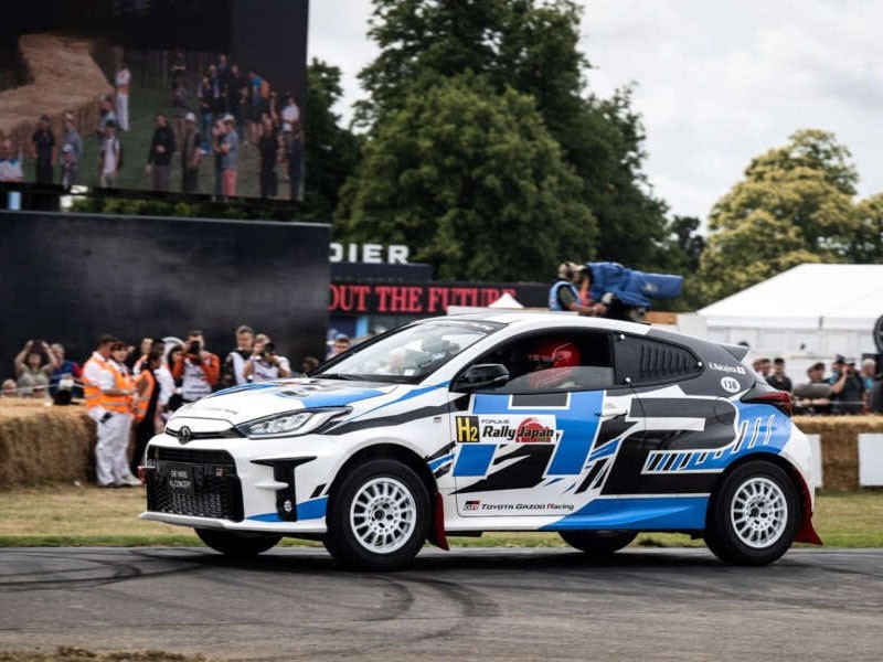 จะเป็นอย่างไร! เมื่อ "Mr. Bean" หรือ Rowan Atkinson ซิ่ง Toyota GR Yaris H2 โชว์ในงาน Goodwood Festival of Speed