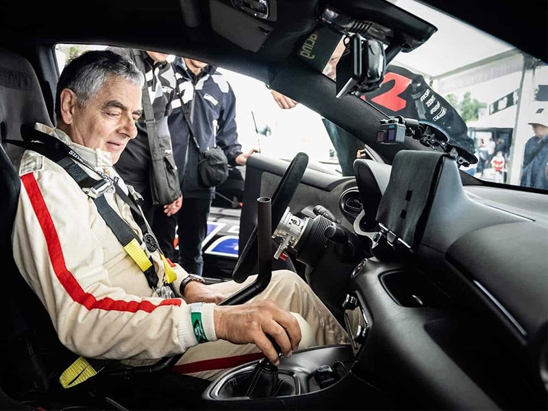 จะเป็นอย่างไร! เมื่อ "Mr. Bean" หรือ Rowan Atkinson ซิ่ง Toyota GR Yaris H2 โชว์ในงาน Goodwood Festival of Speed