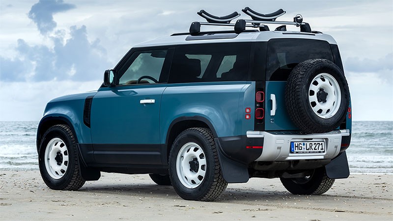 Land Rover เปิดตัวรถรุ่นพิเศษ Land Rover Defender 90 Marine Blue Editon แนวย้อนยุคแค่ 25 คัน ในเยอรมนี