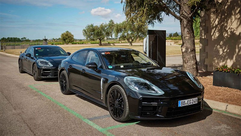 Porsche เตรียมปรับโฉม Porsche Panamera มาพร้อมรุ่นย่อยปลั๊กอินไฮบริด 4 แบบ เปิดตัวที่ดูไบ 24 พฤศจิกายนนี้