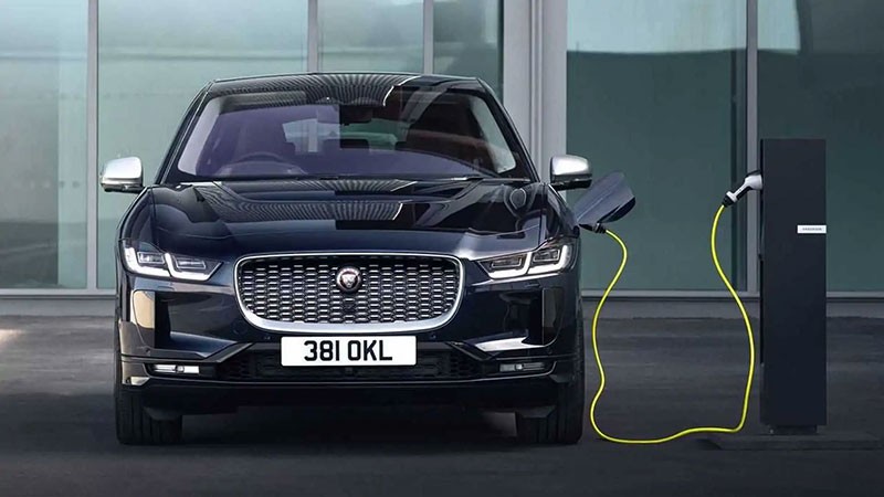 Jaguar เอาด้วย! ยอมใช้หัวชาร์จแบบ NACS ของ Tesla แล้ว สำหรับรถที่ขายในอเมริกา