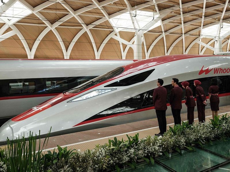 อินโดนีเซีย เปิดตัวรถไฟความเร็วสูง "Whoosh" (วูช) สายแรกในอาเซียน ที่จีนช่วยสร้างให้ เชื่อมจาการ์ตา - บันดุง
