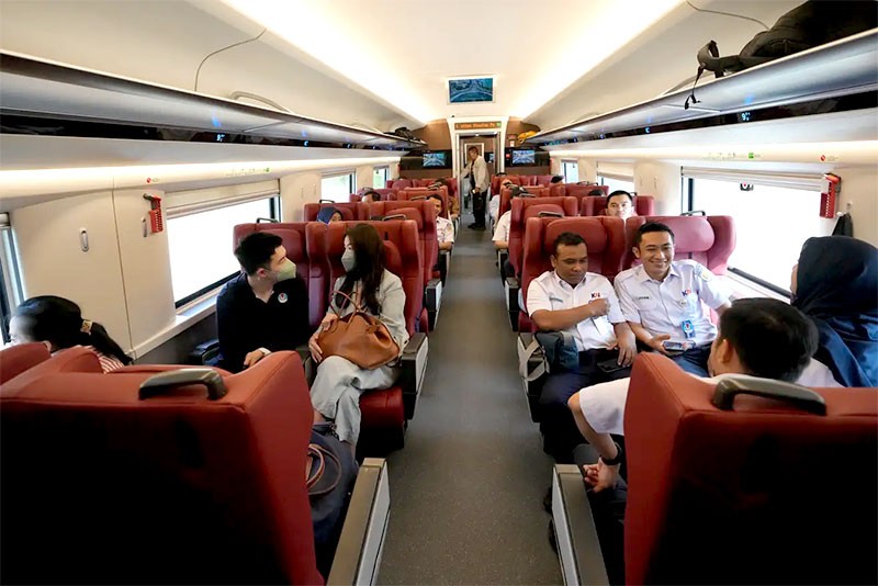 อินโดนีเซีย เปิดตัวรถไฟความเร็วสูง "Whoosh" (วูช) สายแรกในอาเซียน ที่จีนช่วยสร้างให้ เชื่อมจาการ์ตา - บันดุง