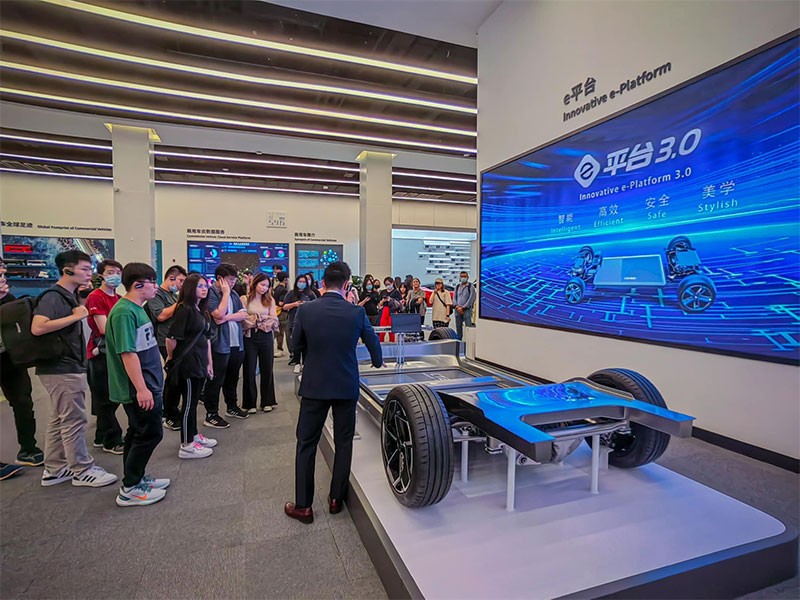 BYD เปิดตัว BYD Seal รุ่นใหม่ในสิงคโปร์ มีให้เลือก 3 รุ่นย่อย วิ่งไกล 460 - 570 กม. ราคาเริ่มต้น 6.4 ล้านบาท!