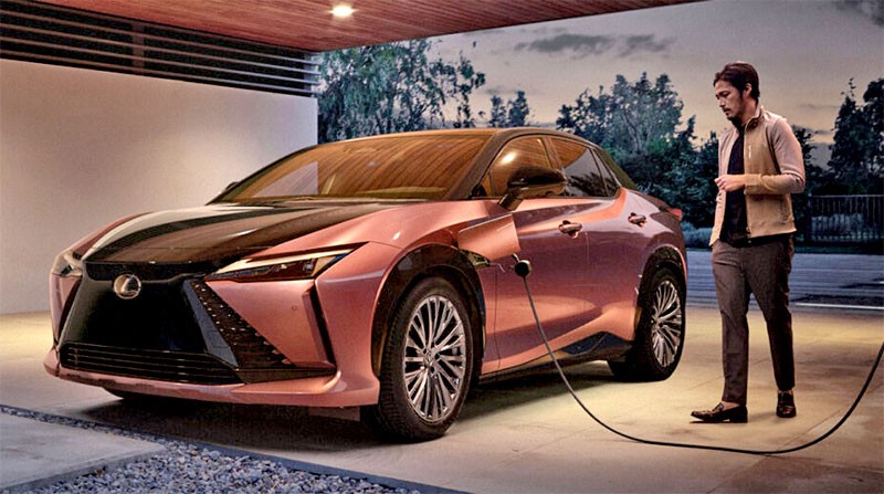 Toyota และ Lexus ยอมแล้ว! ขอร่วมใช้หัวชาร์จแบบ NACS ของ Tesla สำหรับรถที่ขายในอเมริกา