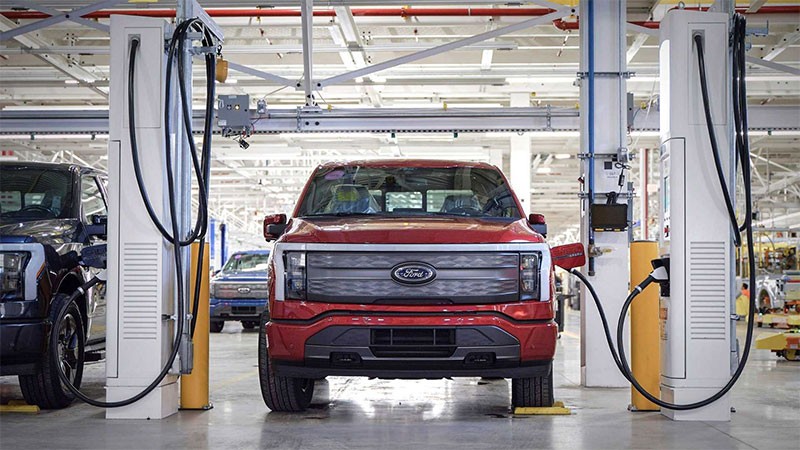 รถกระบะไฟฟ้า Ford F-150 Lightning อาจถูกลดกำลังการผลิตลง เนื่องจากยอดขายตก!