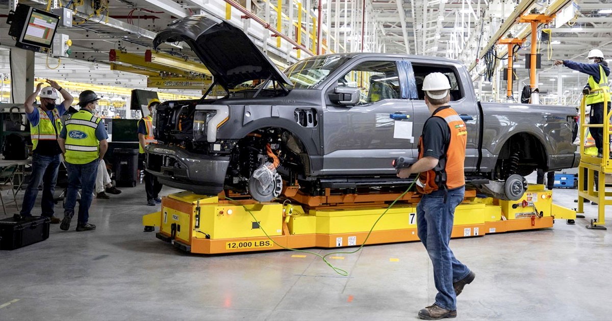 รถกระบะไฟฟ้า Ford F-150 Lightning อาจถูกลดกำลังการผลิตลง เนื่องจากยอดขายตก!