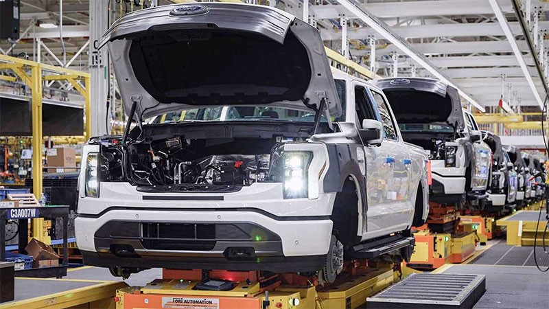 รถกระบะไฟฟ้า Ford F-150 Lightning อาจถูกลดกำลังการผลิตลง เนื่องจากยอดขายตก!