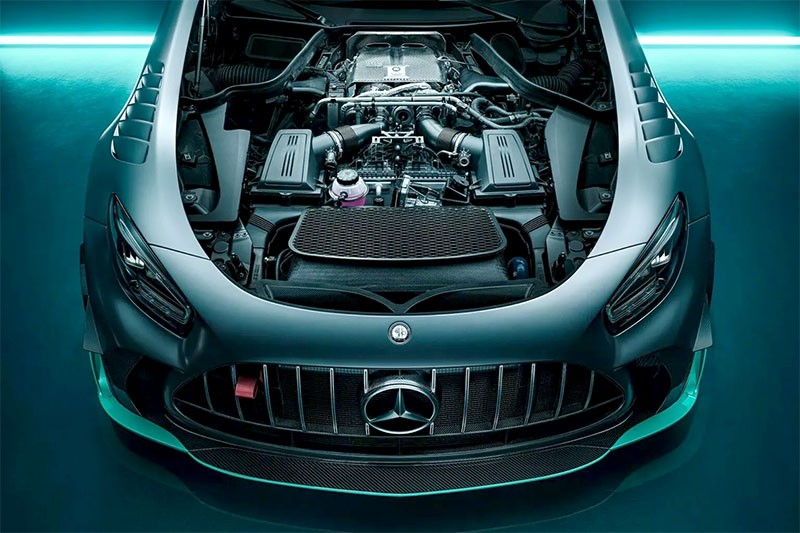 Mercedes-AMG GT2 PRO มาพร้อมขุมพลัง V8 กับระบบ Push2Pass เพิ่มแรงม้าได้ถึง 739 แรงม้า ในช่วงเวลาสั้นๆ