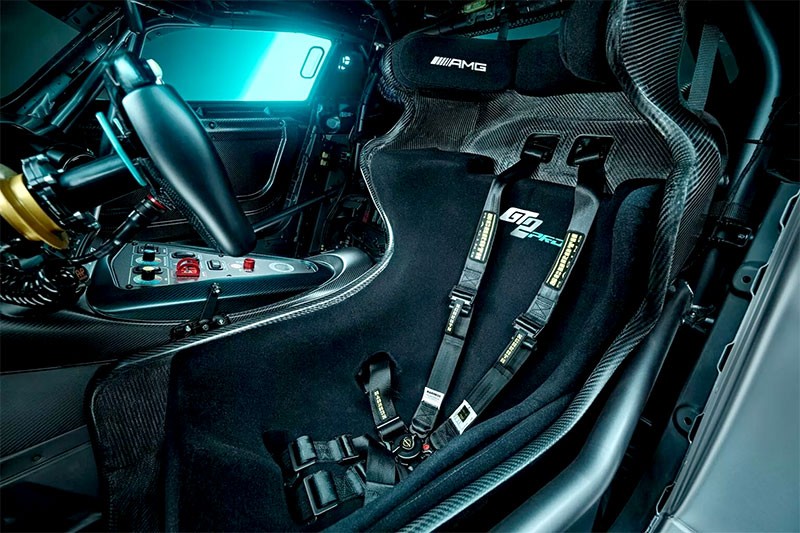 Mercedes-AMG GT2 PRO มาพร้อมขุมพลัง V8 กับระบบ Push2Pass เพิ่มแรงม้าได้ถึง 739 แรงม้า ในช่วงเวลาสั้นๆ
