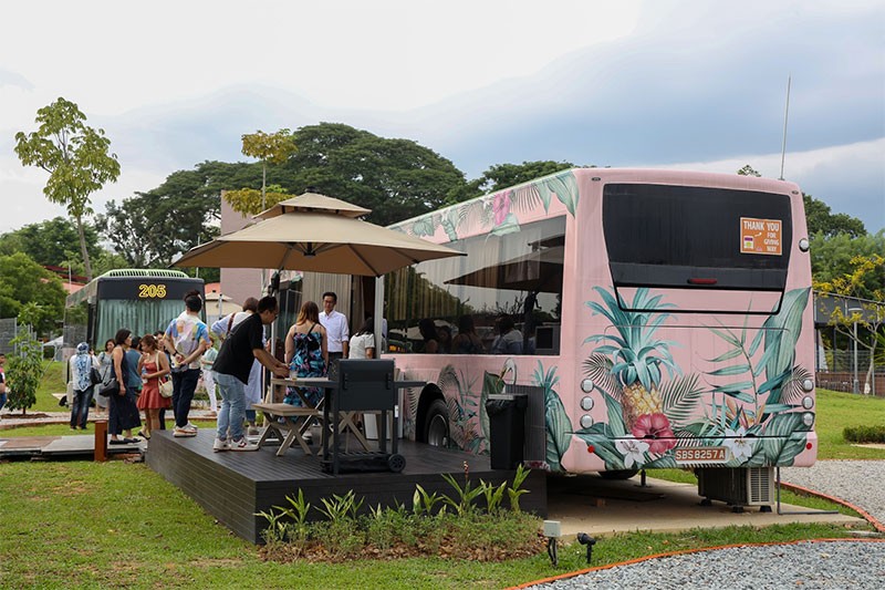 ถ้าคุณอยากนอนบนรถเมล์ นี่เลย! The Bus Collective รีสอร์ทรถเมล์ในย่าน Changi Village ที่สิงคโปร์ เตรียมเปิดให้บริการแล้ว