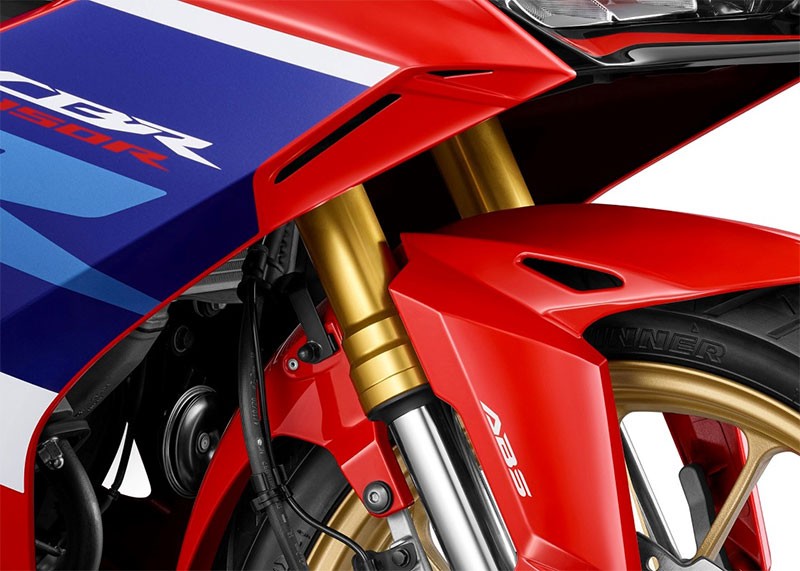 Thai Honda เปิดตัว "New Honda CBR150R" 2 สีใหม่ Grand Prix Red และ Dominator Matte Black ในราคาแนะนำ 99,900 บาท