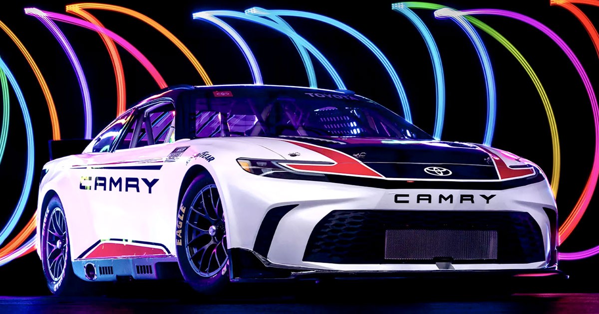 Toyota เปิดตัว Toyota Camry สำหรับการแข่งขัน NASCAR Cup Series ที่คล้ายกับรถผลิตจริงที่ปรับโฉมใหม่