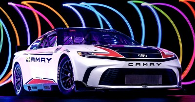 Toyota เปิดตัว Toyota Camry สำหรับการแข่งขัน NASCAR Cup Series ที่คล้ายกับรถผลิตจริงที่ปรับโฉมใหม่
