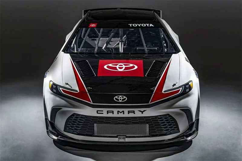 Toyota เปิดตัว Toyota Camry สำหรับการแข่งขัน NASCAR Cup Series ที่คล้ายกับรถผลิตจริงที่ปรับโฉมใหม่