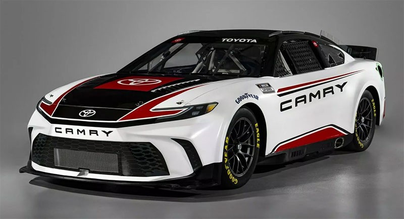 Toyota เปิดตัว Toyota Camry สำหรับการแข่งขัน NASCAR Cup Series ที่คล้ายกับรถผลิตจริงที่ปรับโฉมใหม่