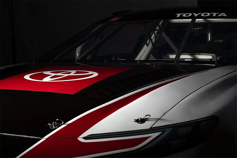 Toyota เปิดตัว Toyota Camry สำหรับการแข่งขัน NASCAR Cup Series ที่คล้ายกับรถผลิตจริงที่ปรับโฉมใหม่