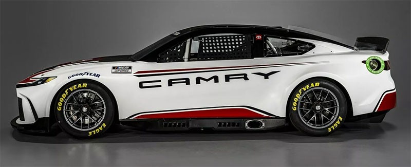 Toyota เปิดตัว Toyota Camry สำหรับการแข่งขัน NASCAR Cup Series ที่คล้ายกับรถผลิตจริงที่ปรับโฉมใหม่