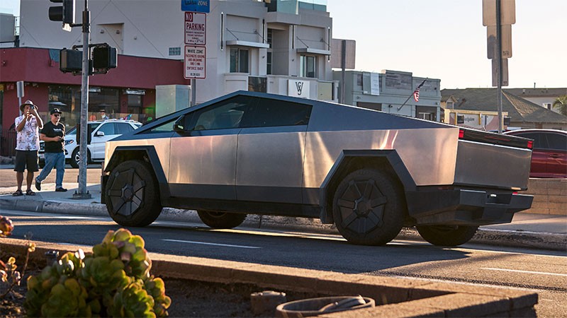 Tesla Cybertruck ทดสอบความแกร่งของตัวถัง แต่กลับสร้างความกังวลด้านความปลอดภัยของคนเดินเท้า!