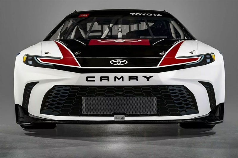 Toyota เปิดตัว Toyota Camry สำหรับการแข่งขัน NASCAR Cup Series ที่คล้ายกับรถผลิตจริงที่ปรับโฉมใหม่