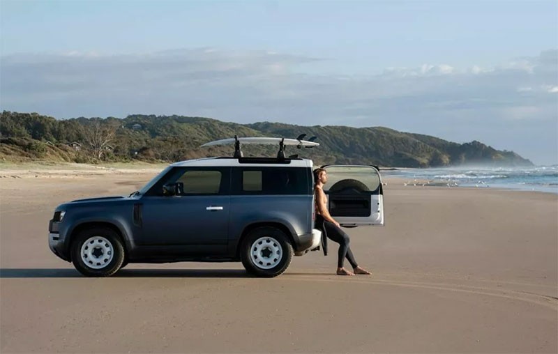 Land Rover เปิดตัวรถรุ่นพิเศษ Land Rover Defender Pacific Blue Edition ฉลองวัฒนธรรมโต้คลื่นของออสเตรเลีย ผลิตแค่ 15 คัน