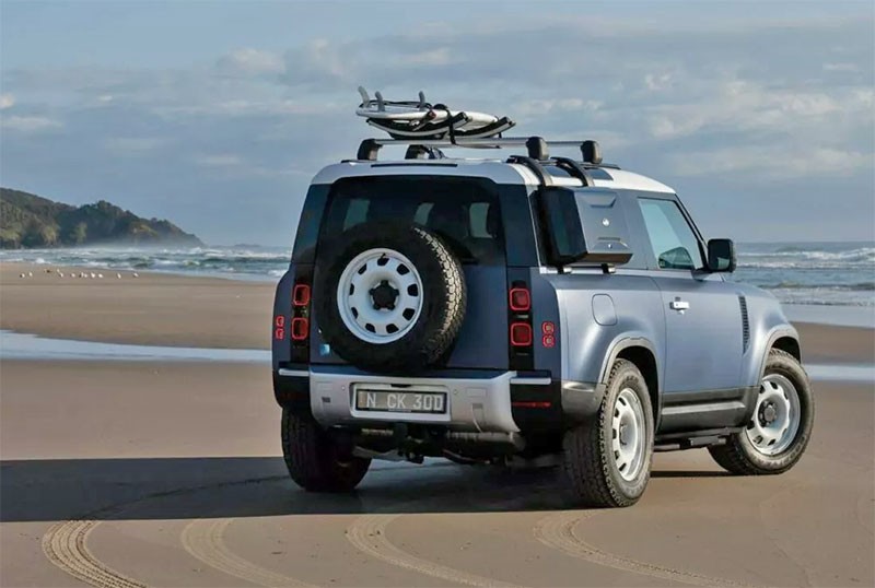 Land Rover เปิดตัวรถรุ่นพิเศษ Land Rover Defender Pacific Blue Edition ฉลองวัฒนธรรมโต้คลื่นของออสเตรเลีย ผลิตแค่ 15 คัน