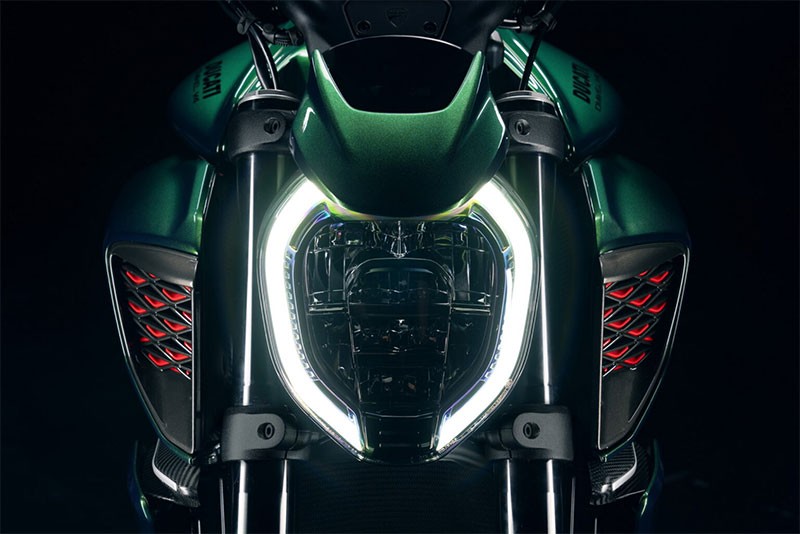 Ducati X Bentley เปิดตัว "Ducati Diavel For Bentley" บิ๊กไบค์รุ่นพิเศษ กับสมรรถนะ และงานฝีมือแบบฉบับ Bentley ผลิตจำนวนจำกัด 500 คัน