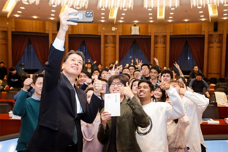 Nissan จับมือกับ มหาวิทยาลัยชิงหัว จัดตั้งศูนย์วิจัยรถยนต์ไฟฟ้า แข่งกับ Tesla และ BYD!