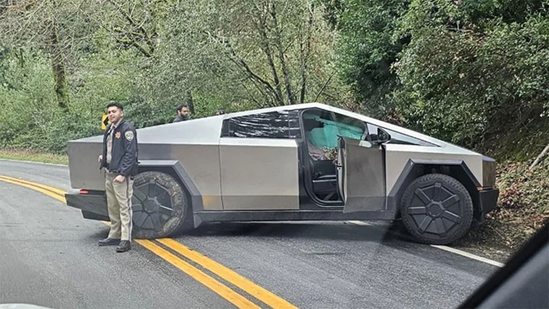 Tesla Cybertruck รถกระบะไฟฟ้า เจออุบัติเหตุเคสแรก! ขะขะแข็งแกร่ง! รถบุบไปบ้าง แต่คู่กรณียับเลย!