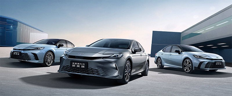 GAC Toyota เปิดตัว All-New Toyota Camry ในจีน กับรุ่นเบนซินและไฮบริด ราคาจีนเริ่มต้นแค่ 8 แสนกว่าบาท!