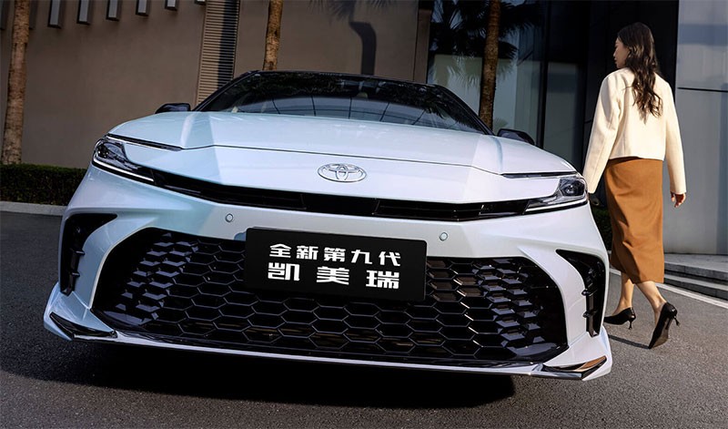 GAC Toyota เปิดตัว All-New Toyota Camry ในจีน กับรุ่นเบนซินและไฮบริด ราคาจีนเริ่มต้นแค่ 8 แสนกว่าบาท!