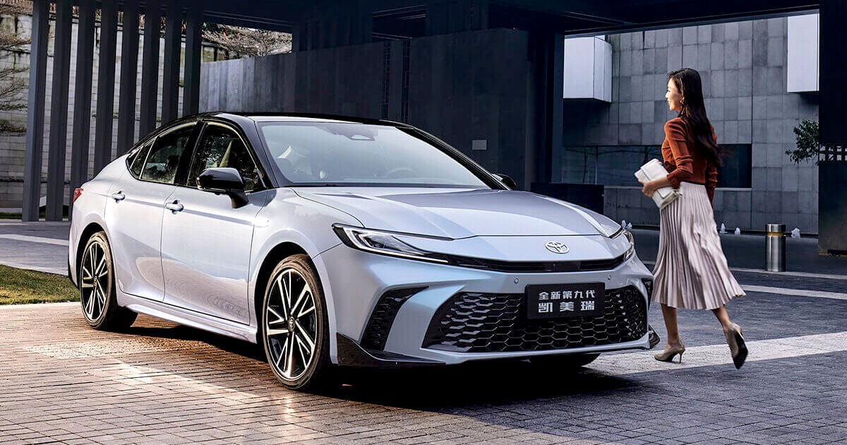 GAC Toyota เปิดตัว All-New Toyota Camry ในจีน กับรุ่นเบนซินและไฮบริด ราคาจีนเริ่มต้นแค่ 8 แสนกว่าบาท!