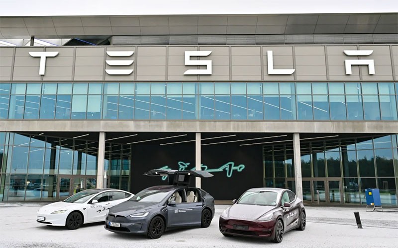 Tesla และ Volvo ประกาศหยุดการผลิตรถในยุโรปชั่วคราว เนื่องจากวิกฤติการขนส่งในทะเลแดง