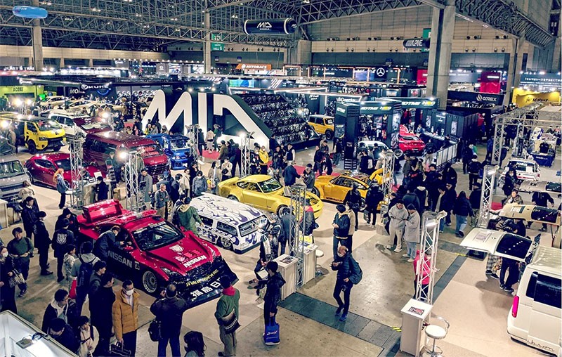 Tokyo Auto Salon 2024 (โตเกียว ออโต ซาลอน) ได้รับการยอมรับในฐานะงานแสดงรถแต่ง รถต้นแบบ ฯลฯ ที่มีความยิ่งใหญ่ที่สุดของโลกและปีนี้ยังคงดึงดูดคนรักรถแต่งจากทั่วโลกเข้าชมงานจำนวนมากตลอด 3 วัน ของการจัดแสดง ณ Makuhari Messe เมืองชิบะ ประเทศญี่ปุ่น  ไม่เพียงรวมตัวสุดยอดรถแต่งที่มีเพียงหนึ่งเดียวเท่านั้น ด้านค่ายรถยนต์ รถจักรยานยนต์ สำนักแต่ง อุปกรณ์ตกแต่งชื่อดังมากมาย  Toyota, Mazda, Isuzu, Honda, BMW, Mitsubishi, Nissan, Suzuki, Subaru, Yamaha, Modellista, Liberty Walk, Mugen, VeilSide, HKS, Blitz, TOM'S, Top Secret, W Work, Endless, Toyo Tires ฯลฯ   สร้างเซอร์ไพร์สไฮไลท์จัดเต็มไม่ว่าจะเป็น การเปิดตัวรถแต่ง รถต้นแบบ รวมถึงแสดงนวัตกรรมจากค่ายรถยนต์ผู้ผลิตและแบรนด์ผู้นำเทคโนโลยีใหม่ๆ มาให้ได้ชม และยังขับเคลื่อนวัฒนธรรมการแต่งรถซึ่งเป็นทั้งศาสตร์และศิลป์อันเป็นเอกลักษณ์เฉพาะตัวของงาน โตเกียว ออโต ซาลอน สมกับเป็นผู้นำเทรนด์การแต่งรถของโลก   เสริมทัพด้วยกิจกรรมมากมาย ทั้ง การประกาศรางวัลรถยนต์ที่ชนะการแข่งขัน Tokyo International Custom Car Contest 2024, กิจกรรมนอกฮอลล์ ฯลฯ เรียกว่ายืนหนึ่งในเทศกาลของคนรักและหลงใหลรถแต่งได้เป็นอย่างดีโดยมีไฮไลท์สุดยอดรถแต่งจากค่ายรถต่างๆ ในงานดังนี้  Toyota  สร้างความตื่นเต้นเร้าใจอีกครั้งด้วยการยกทัพรถของท่านประธาน Akio Toyoda (อากิโอะ โทโยดะ) มาให้ชมเป็นไฮไลท์ รวมถึงรถที่ได้รางวัลจากการประกวด Concept Car Category Grand Prize โดยรถที่ได้รางวัล คือ LBX Morizo RR Concept พร้อมโชว์รถแข่งจากทีม Toyota GR แบบครบทีม   นอกจากนั้นได้มีการเปิดตัว Toyota Yaris GR แบบเกียร์ออโตเมติก เป็นครั้งแรกอีกด้วย เสริมทัพด้วยรถแข่งจากทีม Toyota GR ที่เพิ่งนำมาแข่งในไทย   โดยรถที่ได้รับความสนใจมากที่สุดคือ Toyota Prius Hybrid ในโครงการ Carbon Neutral Fuel ซึ่งมีนักแข่งคนไทยร่วมขับด้วย คือ คุณขจร เจียรวนนท์ กรรมการบริหาร เครือเจริญโภคภัณฑ์ และ กรรมการผู้จัดการใหญ่ บริษัท True Leasing เป็นรถที่ได้คว้ารางวัลขึ้นโพเดี้ยมในประเทศไทยมาแล้ว  Mazda  ยกทัพมาในคอนเซ็ปต์ Mazda Spirit Racing โปรโมทการแข่งขันในมอเตอร์สปอร์ต โดยมีรถไฮไลท์เป็น Mazda Roadster Spirit Racing เป็นการพัฒนารถ Mazda Roadster (MX-5) ให้มีความโดดเด่นและสมรรถนะดีขึ้นเพื่อการแข่งขัน   พร้อมนำรถ Mazda 3 Spirit Racing มาโชว์พร้อมบูท Concept ที่โดดเด่นเหมือนยืนอยู่ในสนามแข่ง ตอกย้ำความเป็นผู้นำในด้านของวิศวกรรมศาสตร์ยานยนต์และการดีไซน์ของ Mazda ที่มีการพัฒนาอย่างไม่หยุดยั้ง  Isuzu    เปิดตัวรถบรรทุก 6 ล้อขนาดกลาง รุ่น ELF ที่นำมาตกแต่งโชว์ถึง 2 แบบ คันแรกคือ Isuzu Elf Future Accessories Edition นำพื้นฐาน รุ่นต่อตู้มาตรฐาน ติดตั้งอุปกรณ์เสริม อาทิ ไฟ DRL ใต้ชุดกันชน พร้อมสเกิร์ตหน้า ไฟบนหลังคาตู้ ชุดคิ้วล้อหลัง สปอยเลอร์หลังคา ลดการต้านอากาศและการหมุนวนของอากาศท้ายรถและกระบะบรรทุก รวมถึงปรับห้องโดยสารภายในให้มีสไตล์มากขึ้น   ในส่วนของรถอีกคัน Isuzu Elf Mio Outdoor Edition นำพื้นฐานจากรุ่นสี่ล้อเล็ก ELF Mio มาทำการตกแต่งให้โดนใจสายกิจกรรม โดยรถคันนี้สามารถนำไปจดทะเบียนในแบบรถยนต์นั่งปรกติ และสามารถใช้ใบขับขี่ปรกติในการขับขี่ได้  Honda  ได้นำรถ Fomula 1 สังกัดทีม Red Bull ที่คว้าแชมป์โลกด้วยการใช้เครื่องยนต์ Honda สร้างความภูมิใจให้แก่ชาวญี่ปุ่นเป็นอย่างมาก พร้อมนำรถ Honda Civic Type R ซึ่งถูกพัฒนาโดย Mugen มาโชว์หลายรุ่น  โดยรุ่นโดดเด่นได้รับความสนใจเป็นอย่างมากคือ Honda Civic Type R Group B ตกแต่งแบบจัดเต็ม ทั้งในส่วนของ Aerodynamic Part, ล้อ, เบรค, ท่อไอเสียใส่มาเต็มพิกัดในรถคันนี้ นอกจากนั้นยังมีการนำรถ Honda Civic RS ตัว Minorchange มาให้ชมก่อนเปิดตัวเร็วๆ นี้ ถือว่าเป็นอีกบูทที่ได้รับความสนใจเป็นอย่างมาก  Mitsubishi  สานต่อตำนาน Ralliart ด้วยการยกทีมรถแข่ง Asia Cross Country ทั้ง Mitsubishi Triton และ Mitsubishi Delica ไปโชว์ในบูทอย่างยิ่งใหญ่อลังการ นอกจากนั้น ยังได้นำรถ Mitsubishi Triton มาตกแต่งเต็มในชื่อ Mitsubishi Triton, Snow Shredder Concept ที่ใส่อุปกรณ์ตกแต่งในสไตล์ รถกระบะอเนกประสงค์แบบออฟโรดลุยหิมะสุดคูล   พร้อมจัดแสดง New Mitsubishi Triton Athlete สีส้มโดดเด่น เป็นรถที่ถูกประกอบในไทย เป็นอีกหนึ่งความน่าสนใจบนบูท Mitsubishi ในปีนี้   Nissan  เปิดตัวครั้งแรกในโลกกับ Ariya Nismo พร้อมโชว์รถจาก Nismo ครบรุ่น ไม่ว่าจะเป็น Skyline R35 MY2024 Nismo, Sktyline Nismo (Sedan) ที่ผลิตเพื่อขายในญี่ปุ่นเท่านั้น, Fairlady Z400 Nismo ทุกคันมากับสีเทา Nismo โดดเด่นด้วยชุดแต่งสีดำแบบ Piano Hi Gross Finishing ตกแต่งด้วยเส้นสีแดงตามเอกลักษณ์ ใส่ความพิเศษมาให้ในทุกส่วนทั้งภายนอกและภายใน สมแก่การรอคอยของแฟนๆ Nissan ทั่วโลก  Suzuki  บูทสีสันสดใสกับรถไฮไลท์ถูกใจแฟนๆ ปีนี้ดัน New Suzuki Swift โฉมใหม่ ด้วยสีเขียวสดใสตัดกับความสปอร์ตของล้อแม๊กซ์สีดำ อีกหนึ่งไฮไลท์ของบูทคือ Suzuki Super Carry ตกแต่งในคอนเซ็บต์ MT (Mountain Trail) เอาใจสายลุย เพื่อเป็นแรงบันดาลใจ ในการแต่งรถให้แฟนๆ ซึ่งได้รับความสนใจอย่างมากตลอดงาน  Subaru  ครั้งแรกกับการเปิดตัว Subaru WRX รุ่น S4 STI Sport เอาใจแฟนๆ STI มาพร้อมกับรถ WRX STI, Subaru BRZ ทั้ง Super GT, Nurburgring Challenge Edition ซึ่งเป็นรถแข่งดีกรีระดับโลกทั้งสิ้น Subaru Forester ยังคงเป็นอีกหนึ่งไฮไลท์ ของบูท ด้วยการนำมาตกแต่งใส่อุปกรณ์เสริมเพิ่มเติ่มเพื่อให้รถมีประโยชน์การใช้สอยมากขึ้นโดนใจแฟนๆ สายลุยแน่นอน  Yamaha  โชว์เทคโนโลยี Mobility Concept ในรถหลากหลายรุ่น ไม่เพียงแค่ รถมอเตอร์ไซค์ แต่ยังมีรถ UTV (รถวิบาก), รถสามล้อสมรรถนะสูง เพื่อแสดงถึง Lifestyle Mobility ของแฟนๆ Yamaha อย่างแท้จริง พร้อมโชว์มอเตอร์ไซค์ รุ่น XSR 125 ABS เป็นไฮไลท์สำหรับแฟนๆ Yamaha  BMW   ยกทัพรถ BMW M Power ซึ่งพิเศษกว่าด้วยการตกแต่งจากชุดแต่ง M Performance ทำให้รถที่มีความพิเศษอยู่แล้วสามารถตกแต่งเพิ่มเติมได้มากกว่าทั้งในส่วนของ Aerodynamic, Engine Performance, Interior ได้รับการออกแบบมาเพื่อเอาใจแฟนๆ BMW  พร้อมนับถอยหลังปรากฏการณ์ขีดสุดความมันส์แห่งปี โอกาสที่จะได้ชมรถแต่งระดับโลกจากโตเกียว ออโต ซาลอน อย่างใกล้ชิด, โปรโมชั่นพิเศษจากค่ายรถยนต์ รถจักรยานยนต์ อุปกรณ์ตกแต่ง ฯลฯ กิจกรรมสุดเร้าใจมากมาย การรวมตัวของคอมมิวนิตี้คาร์คลับเมืองไทย เซ็กซี่คาร์วอช ฯลฯ ในงาน Bangkok Auto Salon 2024 (แบงค็อก ออโต ซาลอน 2024) มหกรรมแสดงและจำหน่ายยนตรกรรมพร้อมอุปกรณ์แต่งรถยิ่งใหญ่ที่สุดในอาเซียน ในเดือนมิถุนายน 2567