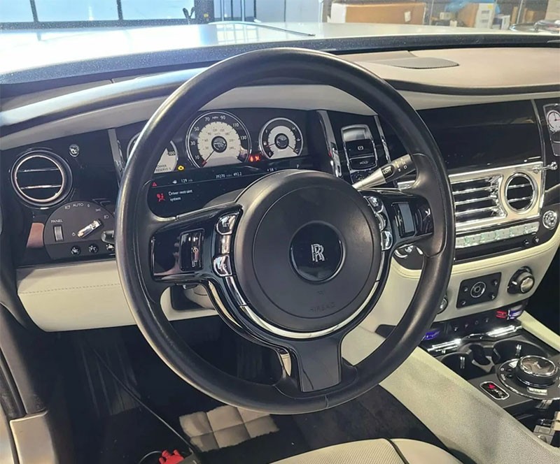 เพิ่งรู้นะเนี่ย! แผงคอพวงมาลัย Rolls Royce Wraith ราคากว่า 89,000 บาท เหมือนกับใน BMW 6-Series F12 ที่มีราคาเพียง 5,700 บาท!