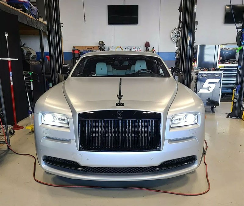 เพิ่งรู้นะเนี่ย! แผงคอพวงมาลัย Rolls Royce Wraith ราคากว่า 89,000 บาท เหมือนกับใน BMW 6-Series F12 ที่มีราคาเพียง 5,700 บาท!