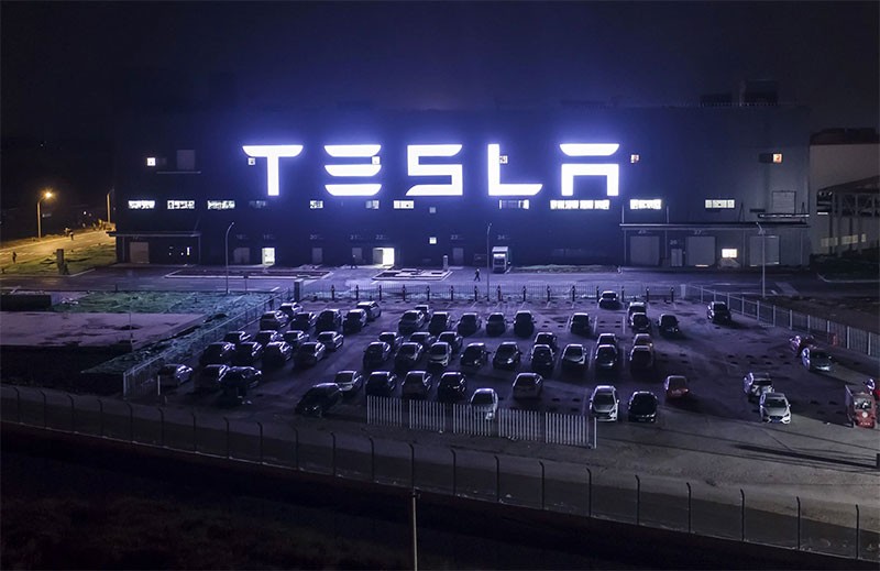 Tesla เร่งผลิตรถยนต์ไฟฟ้ารุ่นใหม่ Elon Musk ถึงกับเปรยให้ทีมงานและวิศวกร กินนอนที่โรงงาน Texas Gigafactory!