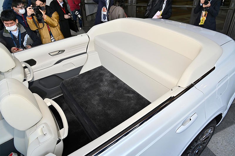 Toyota เผยรถพาเหรด Toyota Century SUV Convertible สำหรับแชมป์ซูโม่ คันเดียวในโลก!