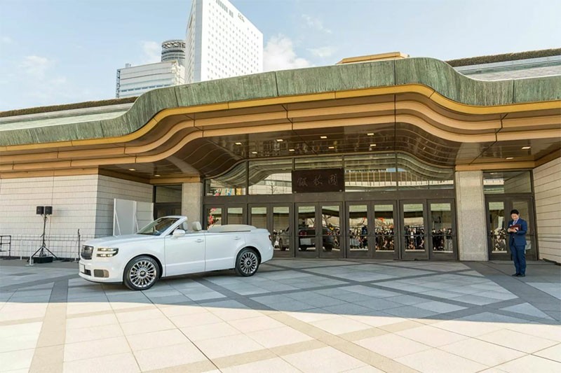 Toyota เผยรถพาเหรด Toyota Century SUV Convertible สำหรับแชมป์ซูโม่ คันเดียวในโลก!