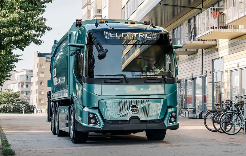 Volvo Trucks เปิดตัวรถบรรทุกไฟฟ้า Volvo FM Low Entry สำหรับงานเก็บขยะในยุโรป วิ่งได้ไกล 200 กม./ชาร์จ