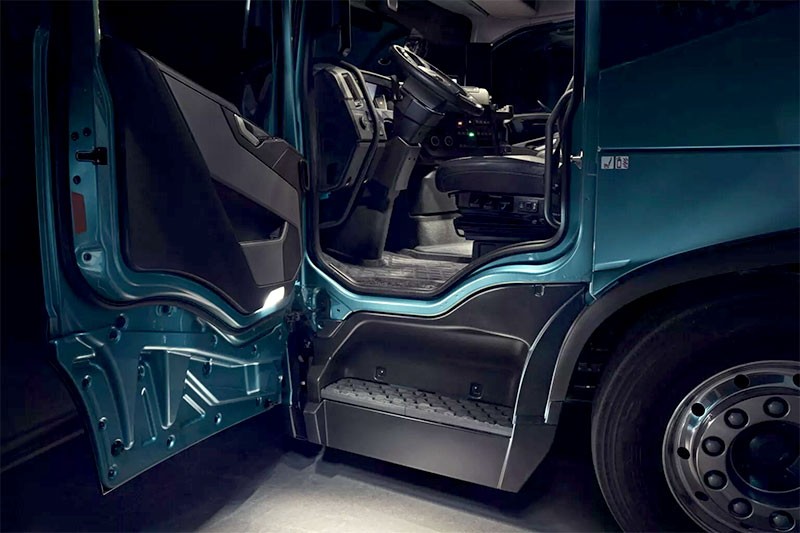 Volvo Trucks เปิดตัวรถบรรทุกไฟฟ้า Volvo FM Low Entry สำหรับงานเก็บขยะในยุโรป วิ่งได้ไกล 200 กม./ชาร์จ