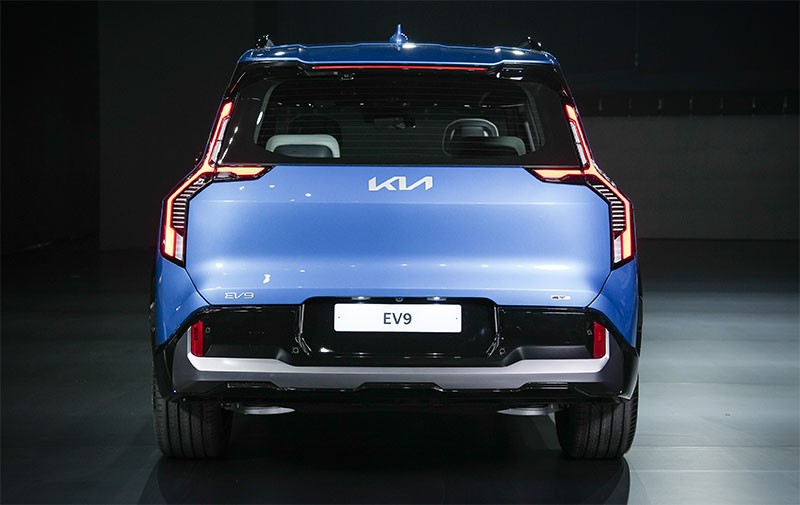 KIA เปิดตัว KIA EV9 รถ SUV ขนาดใหญ่ไฟฟ้า 100% 6 ที่นั่งรุ่นแรกในไทย ในราคา 3,499,000 - 3,899,000 บาท