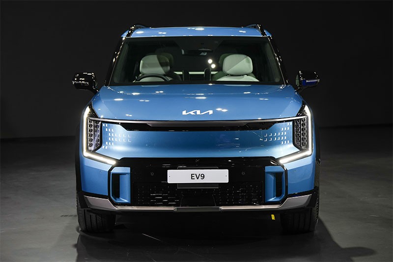 KIA เปิดตัว KIA EV9 รถ SUV ขนาดใหญ่ไฟฟ้า 100% 6 ที่นั่งรุ่นแรกในไทย ในราคา 3,499,000 - 3,899,000 บาท