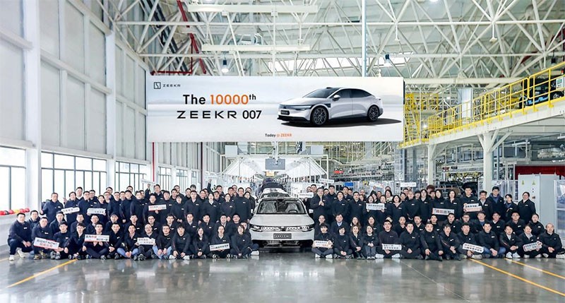 Zeekr ผลิตรถยนต์ไฟฟ้า Zeekr 007 ถึงคันที่ 10,000 แล้วเรียบร้อย ในเวลาเพียง 56 วัน!