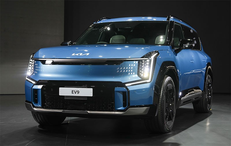 KIA เปิดตัว KIA EV9 รถ SUV ขนาดใหญ่ไฟฟ้า 100% 6 ที่นั่งรุ่นแรกในไทย ในราคา 3,499,000 - 3,899,000 บาท