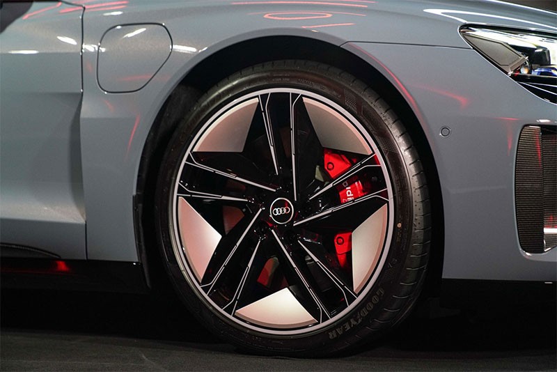 Audi RS e-Tron GT quattro ลดราคารถไฟฟ้าอย่างโหด 2.2 ล้านบาท! จากคันละ 10 ล้าน เหลือเพียง 7,990,000 บาท