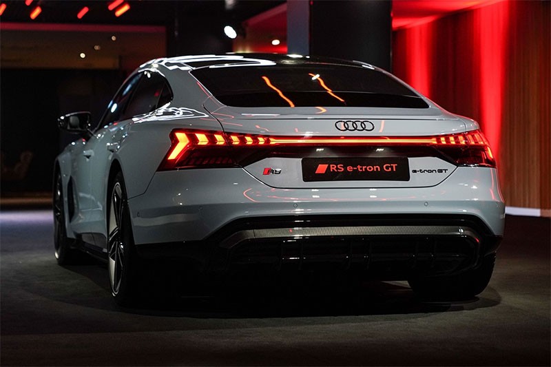 Audi RS e-Tron GT quattro ลดราคารถไฟฟ้าอย่างโหด 2.2 ล้านบาท! จากคันละ 10 ล้าน เหลือเพียง 7,990,000 บาท