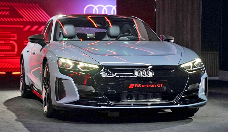 Audi RS e-Tron GT quattro ลดราคารถไฟฟ้าอย่างโหด 2.2 ล้านบาท! จากคันละ 10 ล้าน เหลือเพียง 7,990,000 บาท