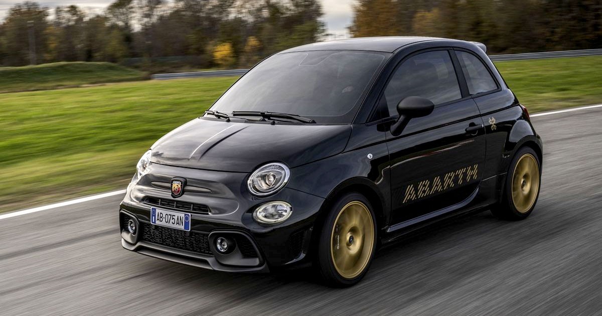 Abarth 695 75° Anniversario รุ่นพิเศษฉลอง 75 ปี Abarth ส่งท้ายเครื่องยนต์สันดาป ก่อนเข้าสู่ยุครถไฟฟ้า!